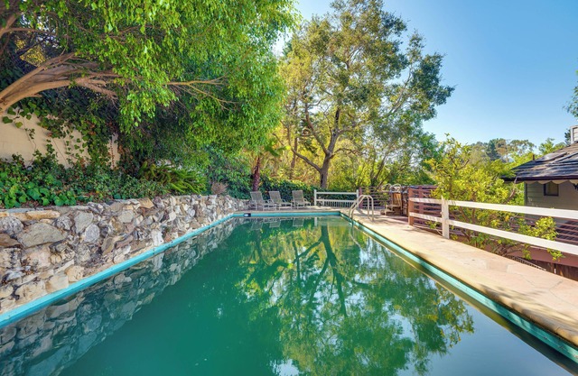 < 1 Mi to UCLA: Pet-Friendly Couples Retreat!