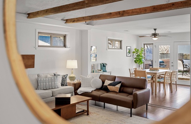 1 mile to beach & downtown/deck/grill/firepit/golf cart community