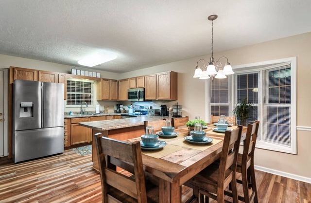 1 Mile to pkwy, Pets, Hot Tub, Creekside, Porch