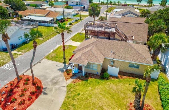 1 MINUTE WALK TO PRIVATE BEACH! Central PCB-Pier Park! Sleeps 8-10. Dogs ok.