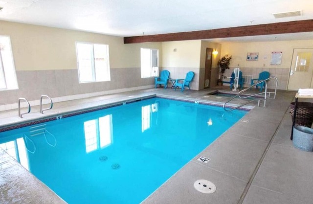 1 Queen Bed Room at FairBridge Inn & Suites Kellogg