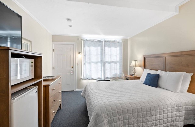 1 Queen Bed Suite Close to Beach & Dining