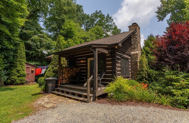 1 Relaxing Place - Quaint cottage, great mountain view, hot tub, and fire pit! Private!