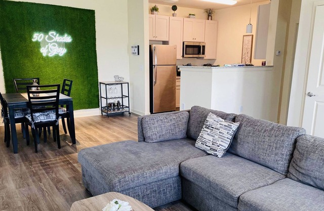 1 story entire apartment with private garage! Close to Downtown Fort Worth!