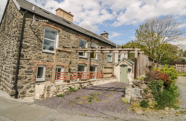1 TAN Y GERDDI, pet friendly in Machynlleth