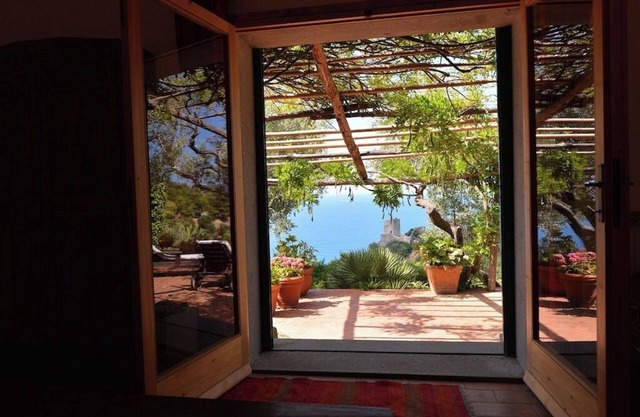1 villa and 2 annexes, garden pool, countryside and sea on the Maremma coast
