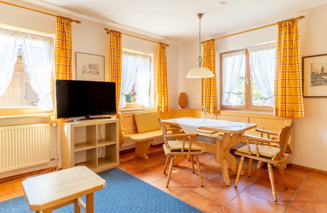 (1) Zwerchenberg: Zwei-Raum-Ferienwohnung 43qm, Dusche/WC, Extra-Schlafzimmer, Küche, Balkon