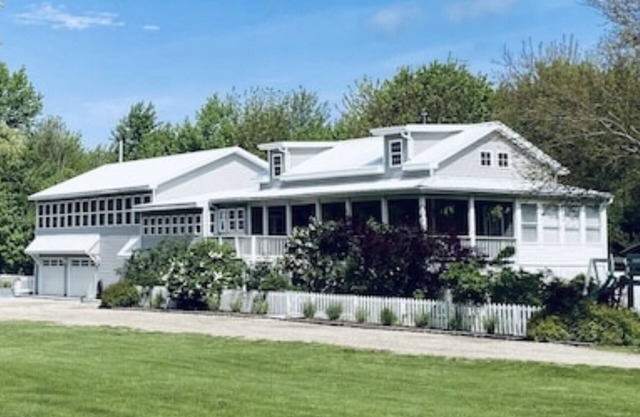 10 ACRE CUSTOM BUILT COUNTRY ESTATE WITH POOl SLEEPS 20