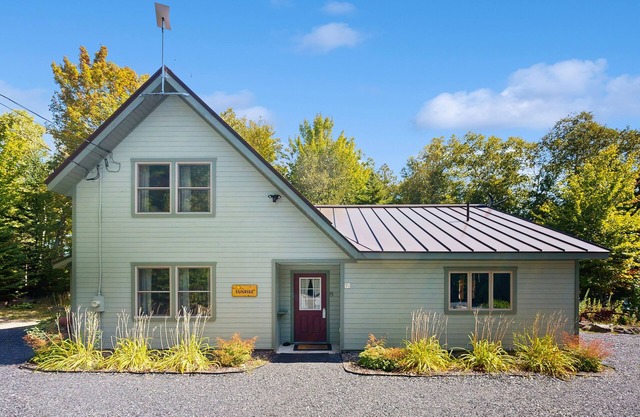10-acre waterfront hideaway with kayak, private dock on Prong Pond & firepit