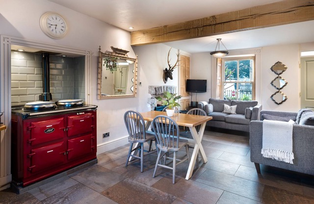 10 Castle Crescent - a cottage that sleeps 4 guests in 2 bedrooms