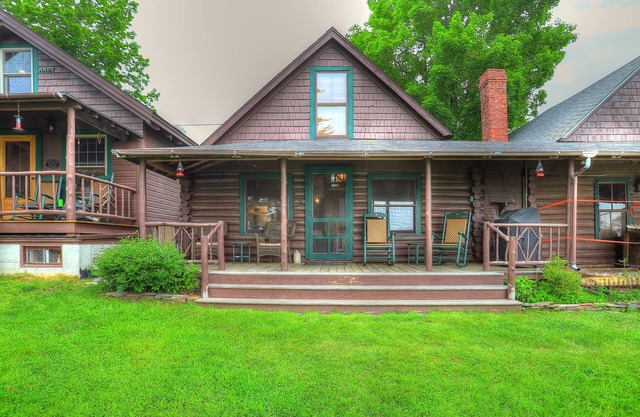 10 Haines Landing - We love this classic cabin! Pet friendly and gorgeous views!