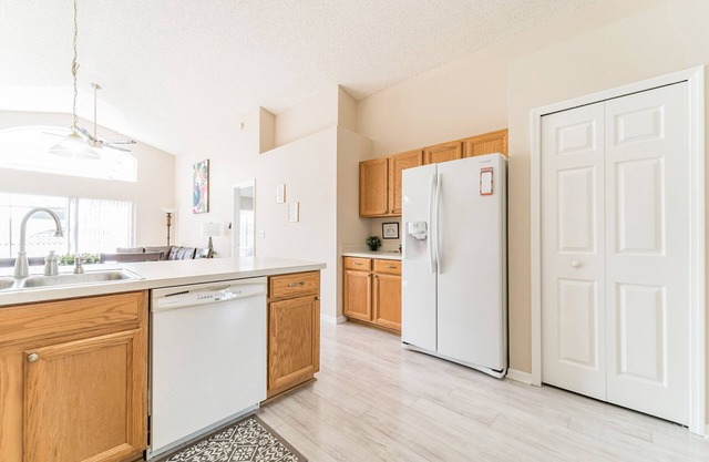 10 Mi to Disney!~COZY, SPACIOUS HOME W/POOL & GAME ROOM🌟4 BR/3 BA☀️