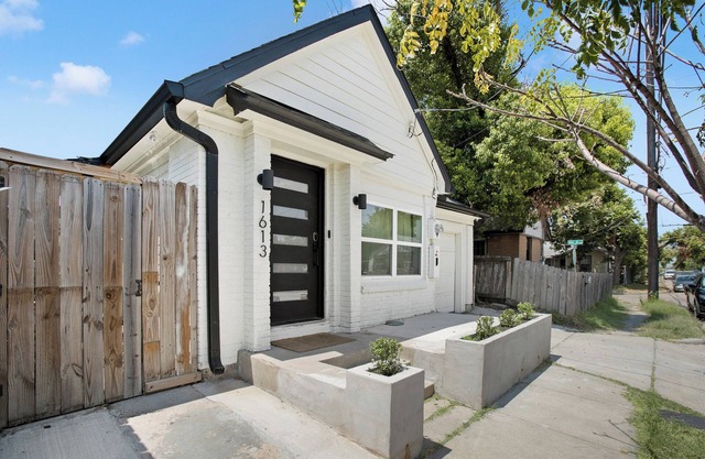 10 Min to Downtown - La Casita Blanca Retreat