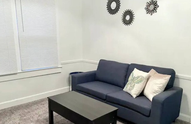 10 Min to Lucas Oil, Sleeps 9! Huge 3 Bd 2ba Home