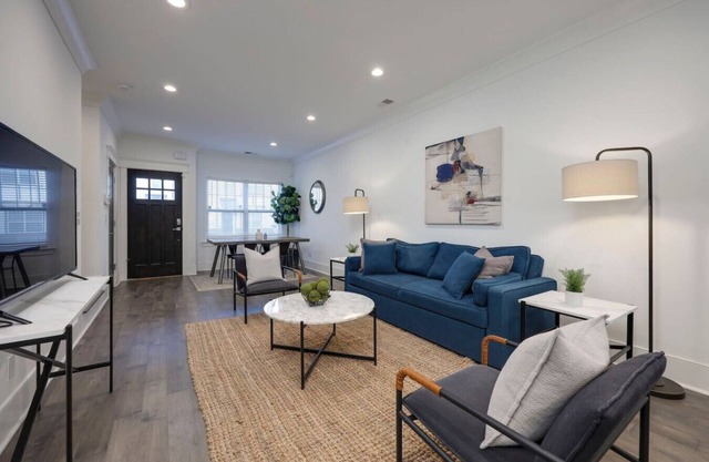 10 Mins To Broadway - Gorgeous Gated Townhome