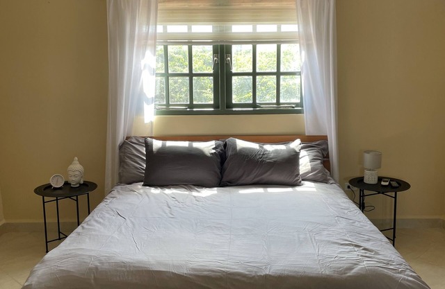 10 minute walk to Palm Beach w/space for 4!