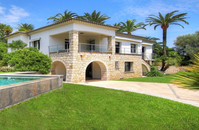 10-minute walk to town center - Contemporary villa