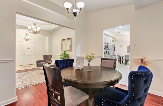 10 minutes from Downtown! Cozy Family Home with Pool