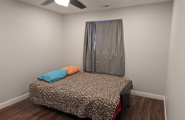 10 minutes to the airport and mountains - modern 2-bedroom walkout with fire pit