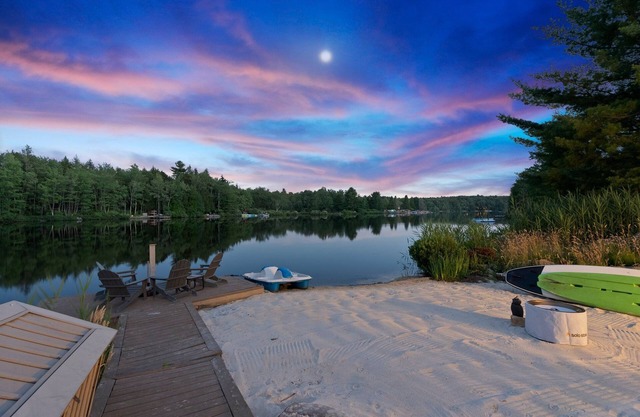 10% off - NEW! 🌲Beautiful Lakefront Chalet | Private Beach & Kayaks 🛶