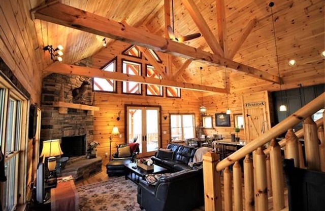 100 acres Nature lover’s PARADISE. hilly hiking trails & creeks. Upscale Cabin!