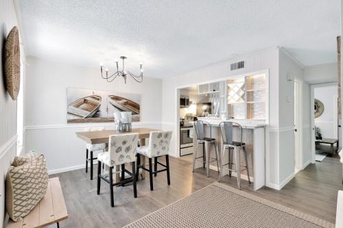 100 Harmony 2BDR 2 Free Parking Pool Pet Friendly Near All