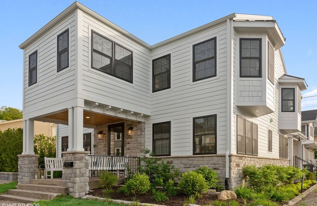 100 steps to Lake Michigan beach, private paved courtyard, gas fire pit.