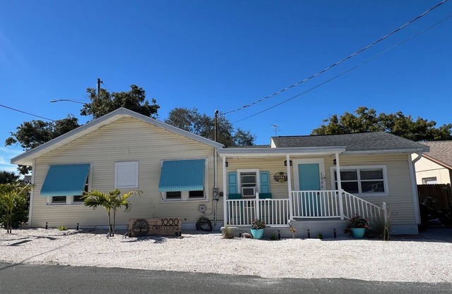 1000 Oaks Cottage- 3 Bed/2 Bath with Hot Tub & short walk to Downtown Dunedin
