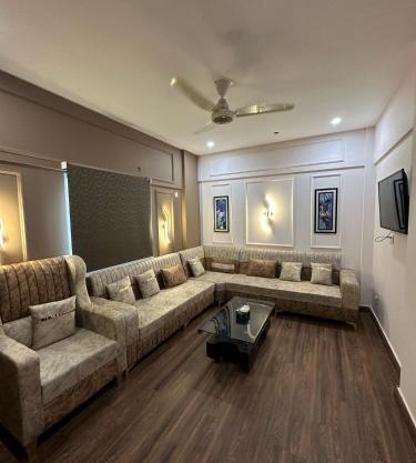 1000 SQ FT- 2 Bed Condo With Lift And Drawing Dining