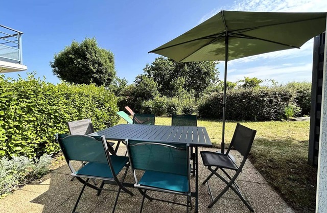 1008 - 5-room house in a private residence with swimming pool.