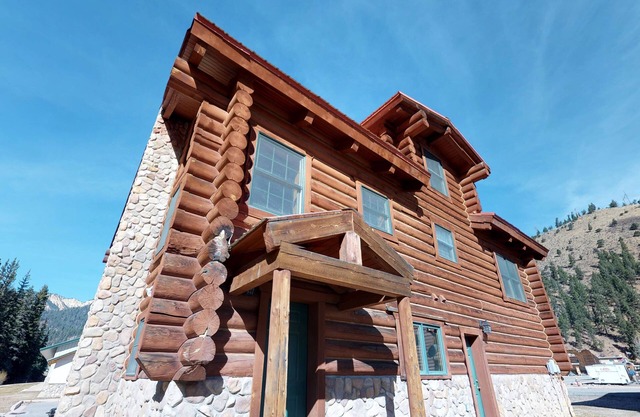 101 River Cabin on the River, Walk to Town, WiFi