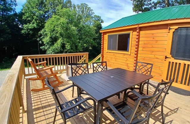 108) Jay Log Cabin. Close to Hocking Hills State Park and more!
