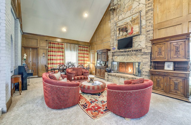 11 Mi to Dtwn: Luxe Home w/Pool in Fort Worth