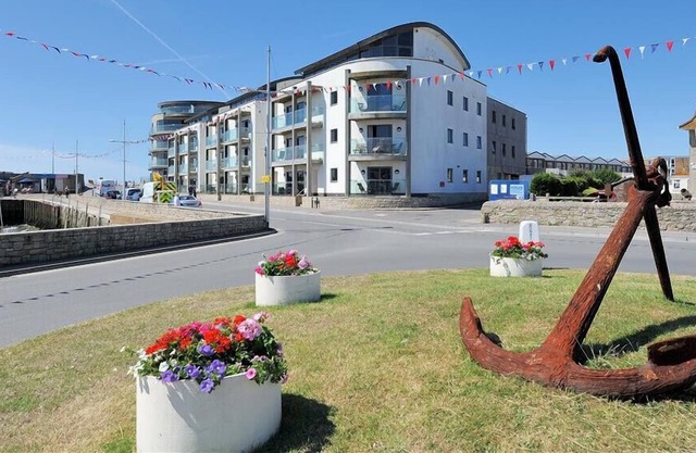 11 THE BOARDWALK, family friendly, with a garden in West Bay