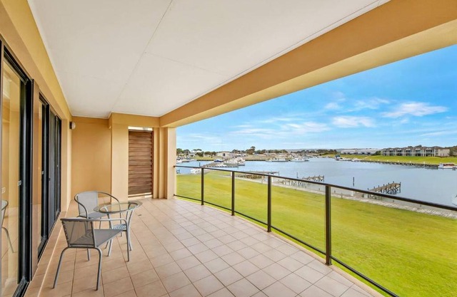 11 Vesta Dve - BYO Linen - Waterfront