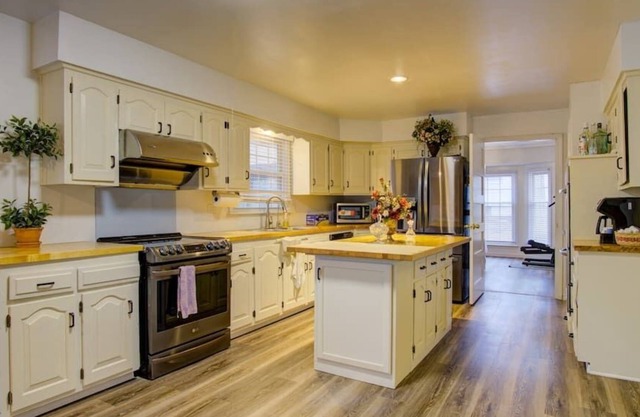 1100 E 109th St · *NEW!* Quaint 5BR - Walk To IHOP!