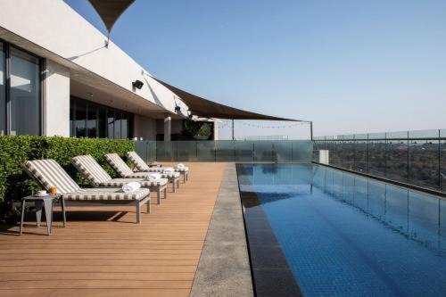 1128 Executive Studio, The Capital Triology