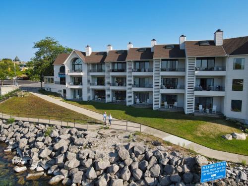 116 Edgewater Inn