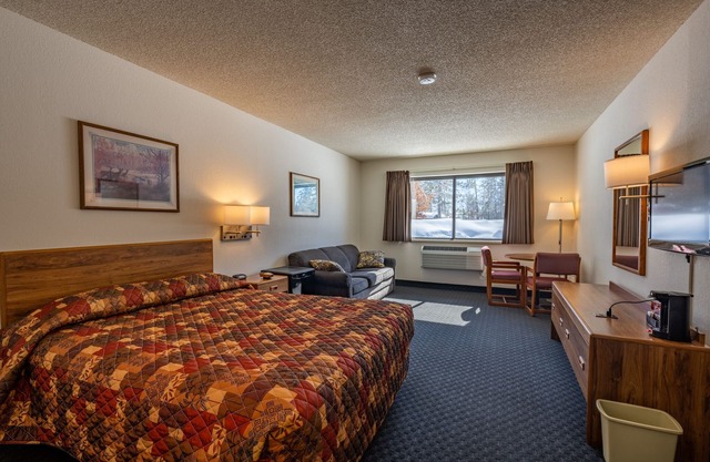 118 Queen Room with Sleeper Sofa and Jetted Tub