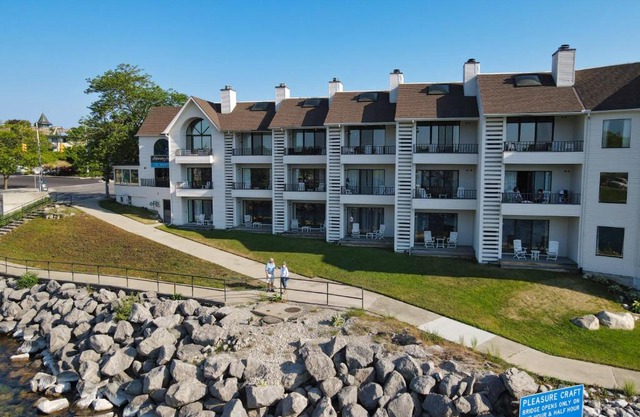 119 Edgewater Inn