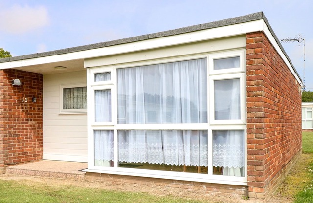 12 BERMUDA HOLIDAY PARK, character holiday cottage in Hemsby