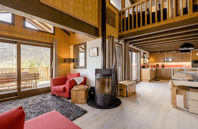 12 guests big and fully renovated chalet 10mn drive from the ‘3 Vallées’ !