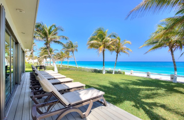 12 guests Beachfront Villa Breakfast included, one of the best beaches in Cancún