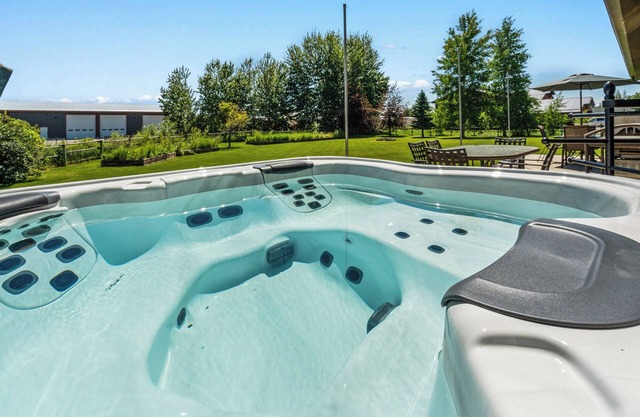 12 min from BZN! Family Friendly+ Indoor Sport Court+ HOT TUB