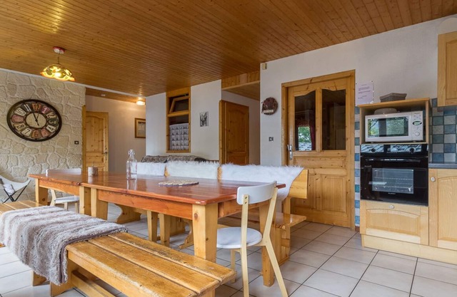 12-person apartment, quiet 100 metres from the slopes, ski store on site