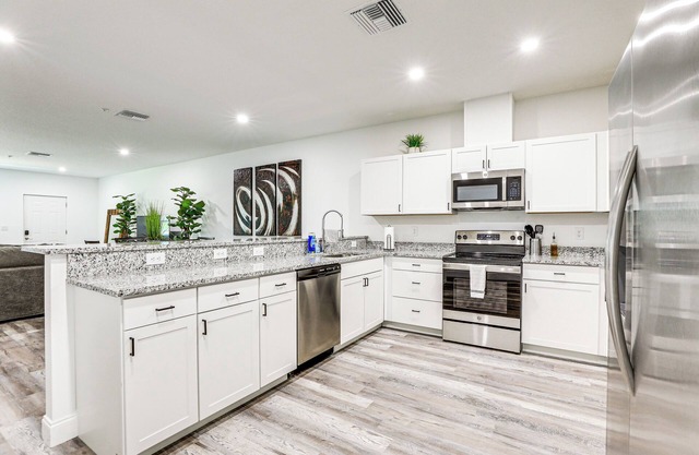 13 Mi to Beaches: Pet-Friendly Condo in Palmetto!