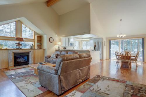13 Ollalie Home with 2 Car Garage