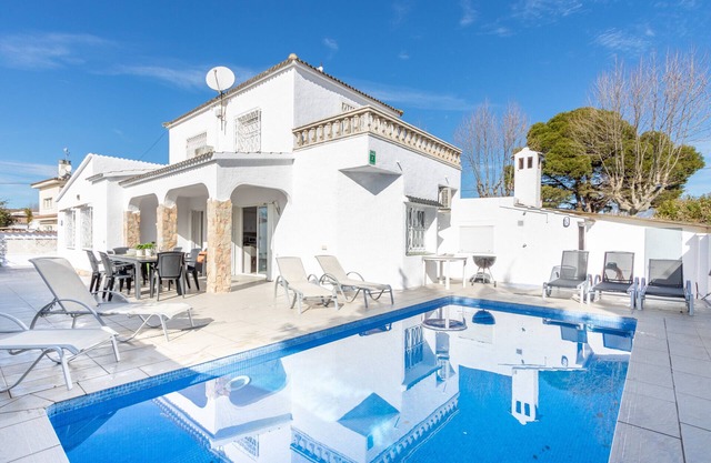 131-Empuriabrava-Beautiful villa, swimming pool in the center, and near the beach-Empurialola