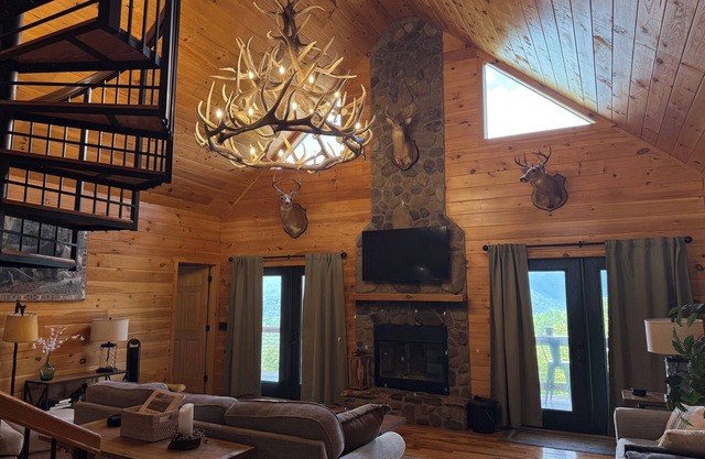 14 minutes from Polar Express! Quiet Cabin w/Hot Tub and Mountain Views!