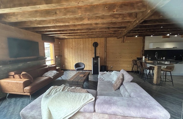 14-person chalet close to the slopes and the Croix de fer pass